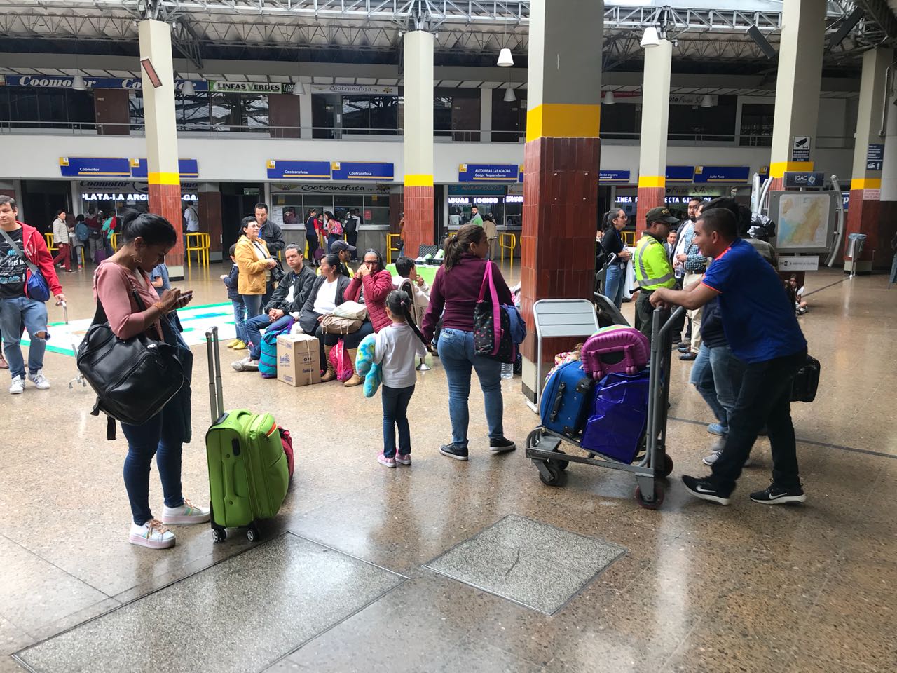 Viajeros en la Terminal de Transportes de Bogotá.