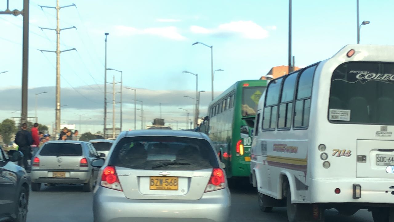 Fuerte trancón en la vía Bogotá-Girardot afectan a los viajeros.