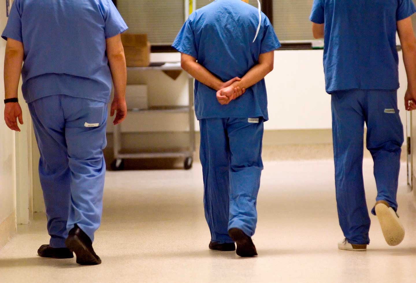 Médicos en hospital.