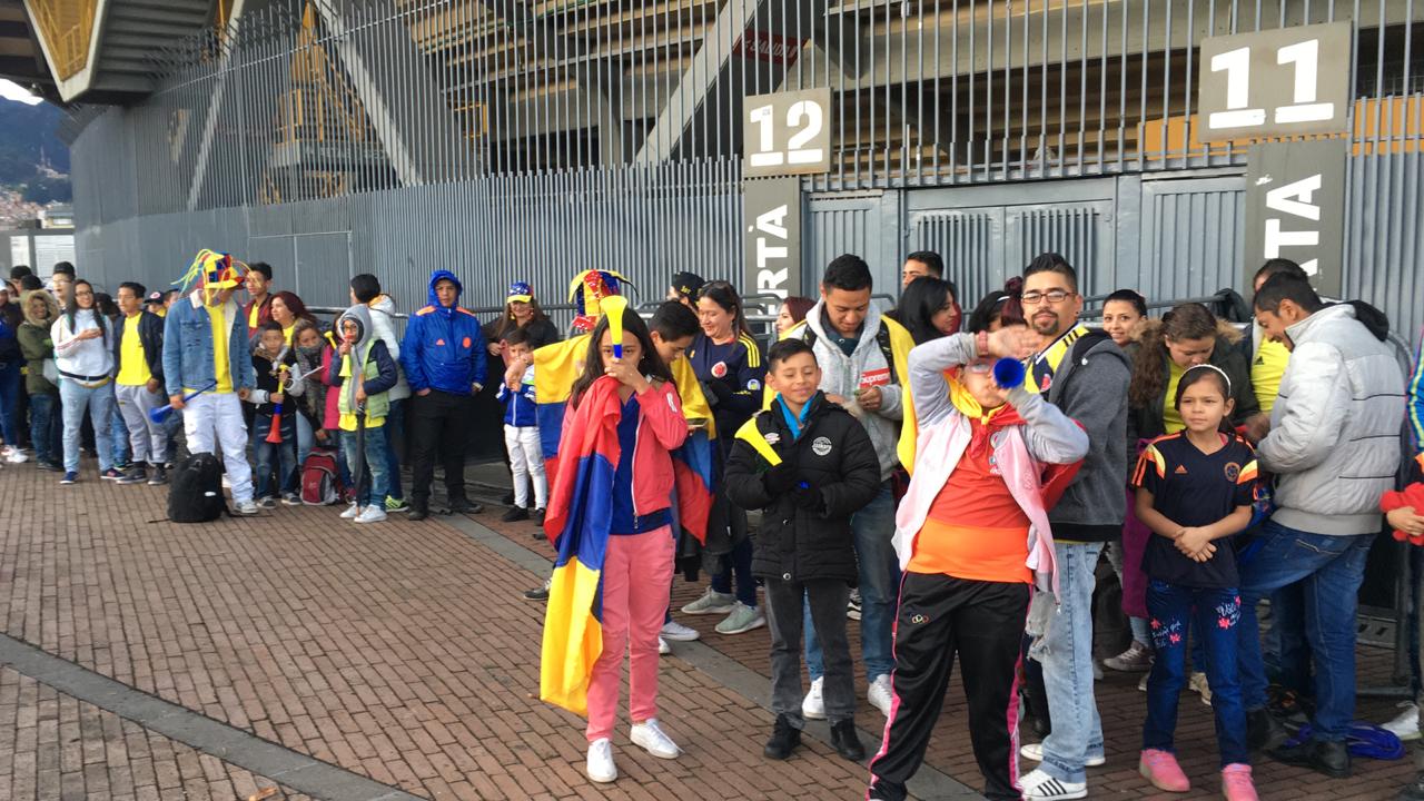 Hinchas a las afueras del estadio El Campín