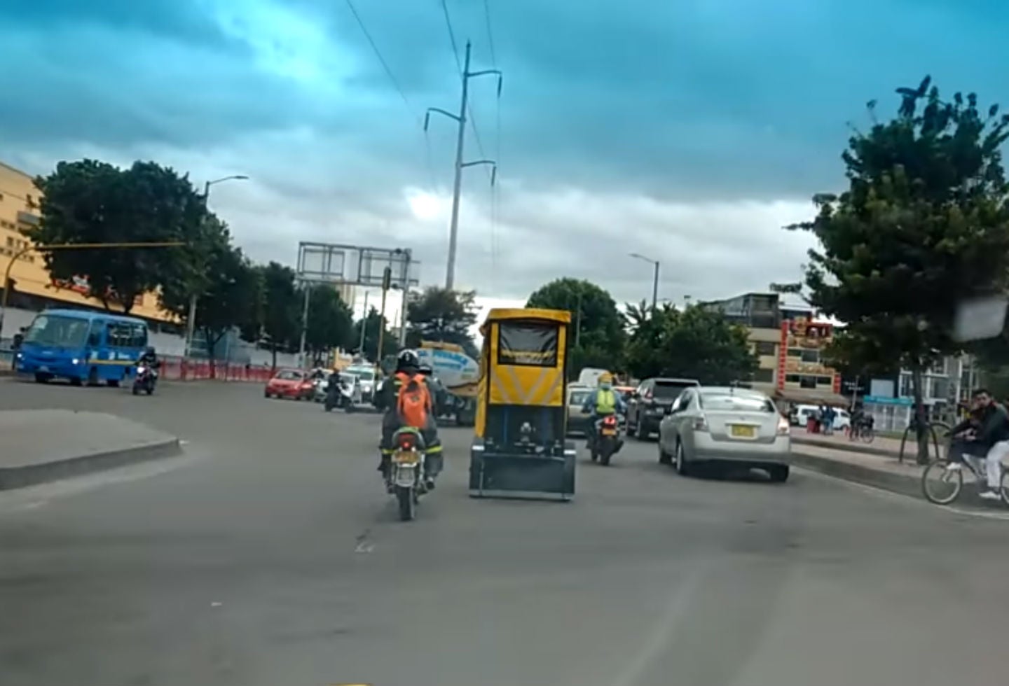 Las riesgosas maniobras de los bicitaxis en Bogotá