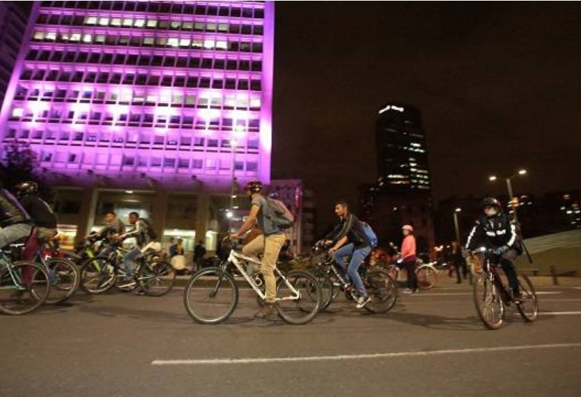 Ciclovía nocturna en Bogotá