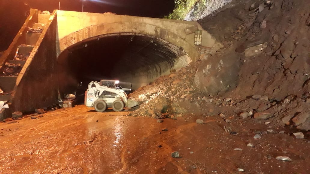 Vía al Llano permanece cerrada