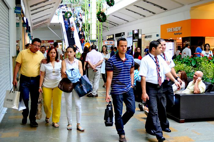 Personas comprando en un centro comercial