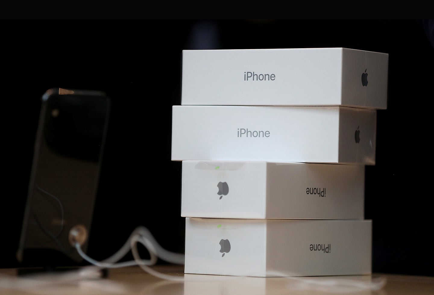 Centro comercial Bulevar Niza tiene descuentos en celulares y están rifando un iPhone 14