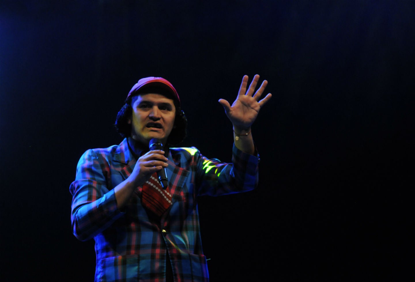 Gerly Hassam es considerado uno de los mejores humoristas del país.