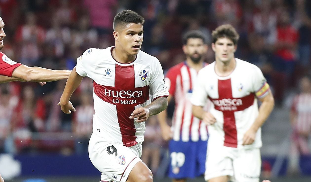 Juan Camilo el 'Cucho' Hernández en un partido del Huesca ante el Atlético de Madrid