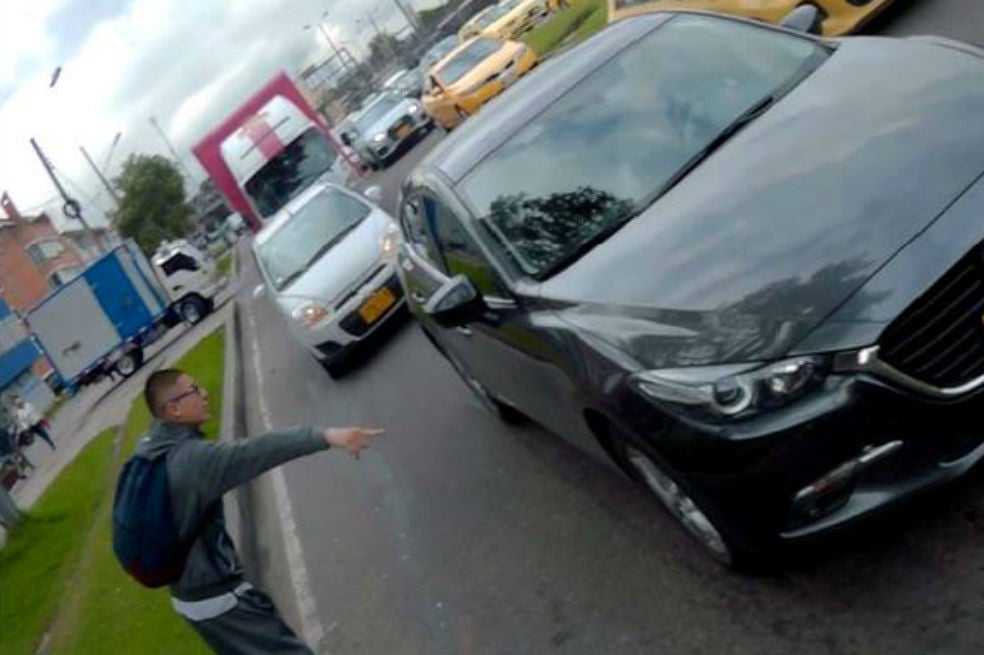 El robo de vehículos con "tiene una llanta pinchada"