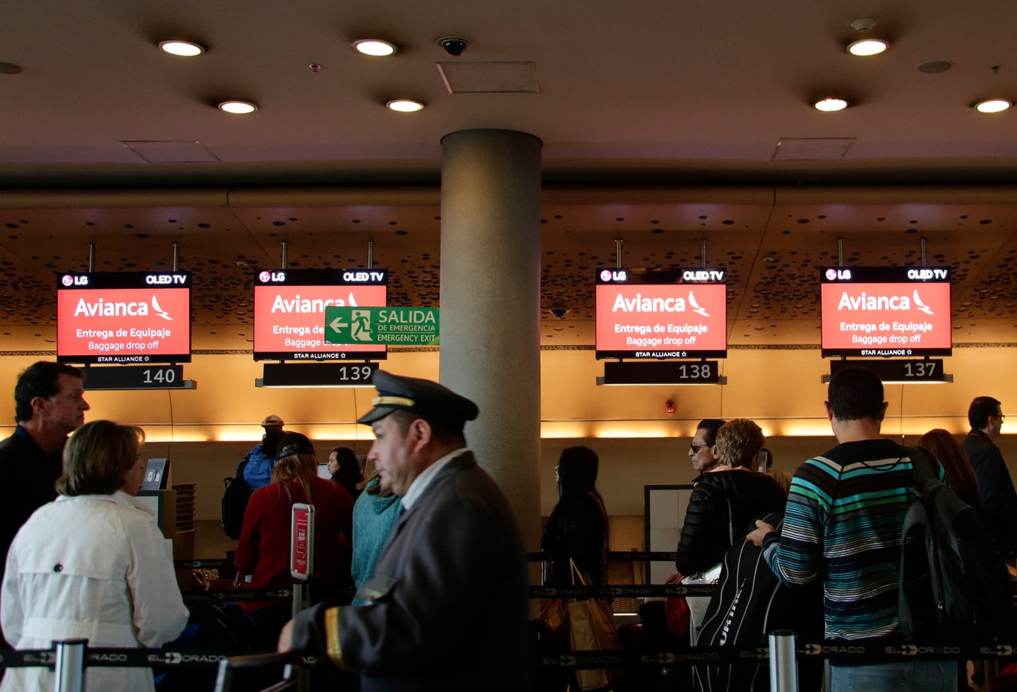 Pasajeros de Avianca en el aeropuerto El Dorado, en Bogotá