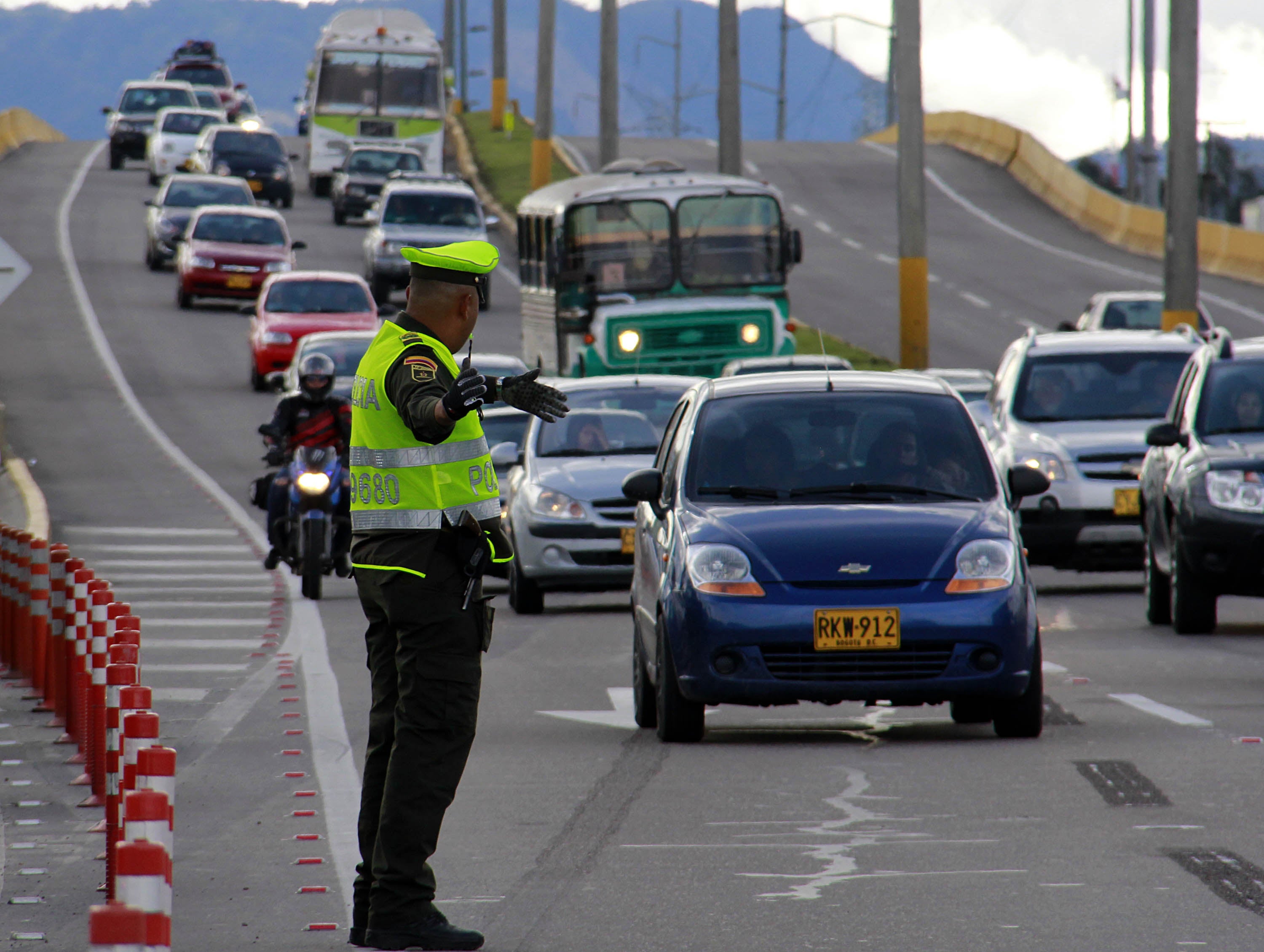 Policía de tránsito y autos en vía de Bogotá