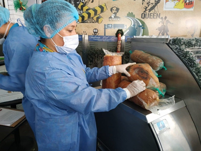 Inspección de alimentos en mal estado