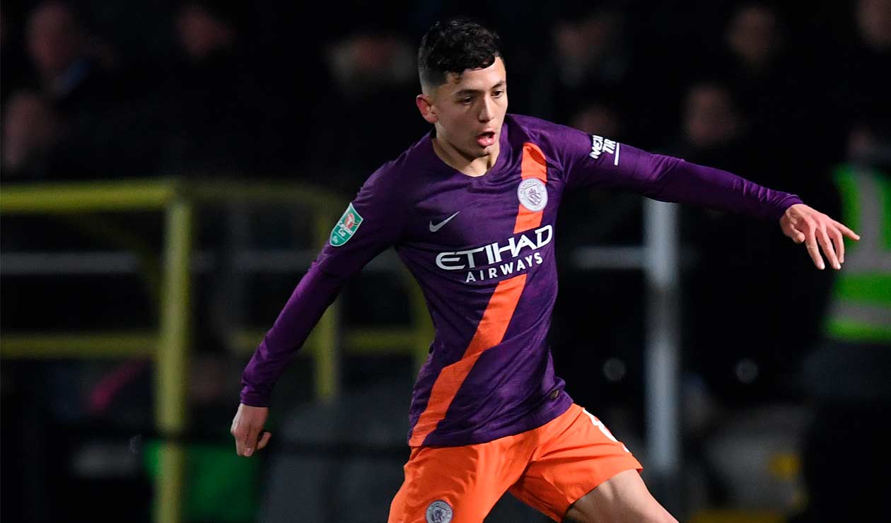 Ian Carlo Poveda en uno de sus primeros toques de balón en el partido de Manchester City ante Burton Albion