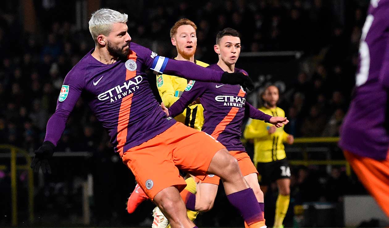 Ian Carlo Poveda sigue la jugada al momento de la anotación de Sergio Agüero con el Manchester City