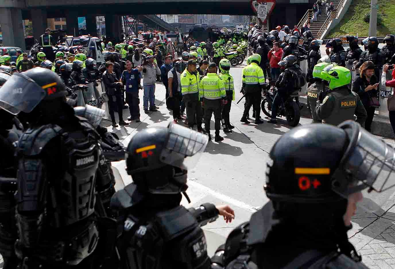 PROTESTAS PROHIBICION PARRILLERO HOMBRE ESMAD POLICIA