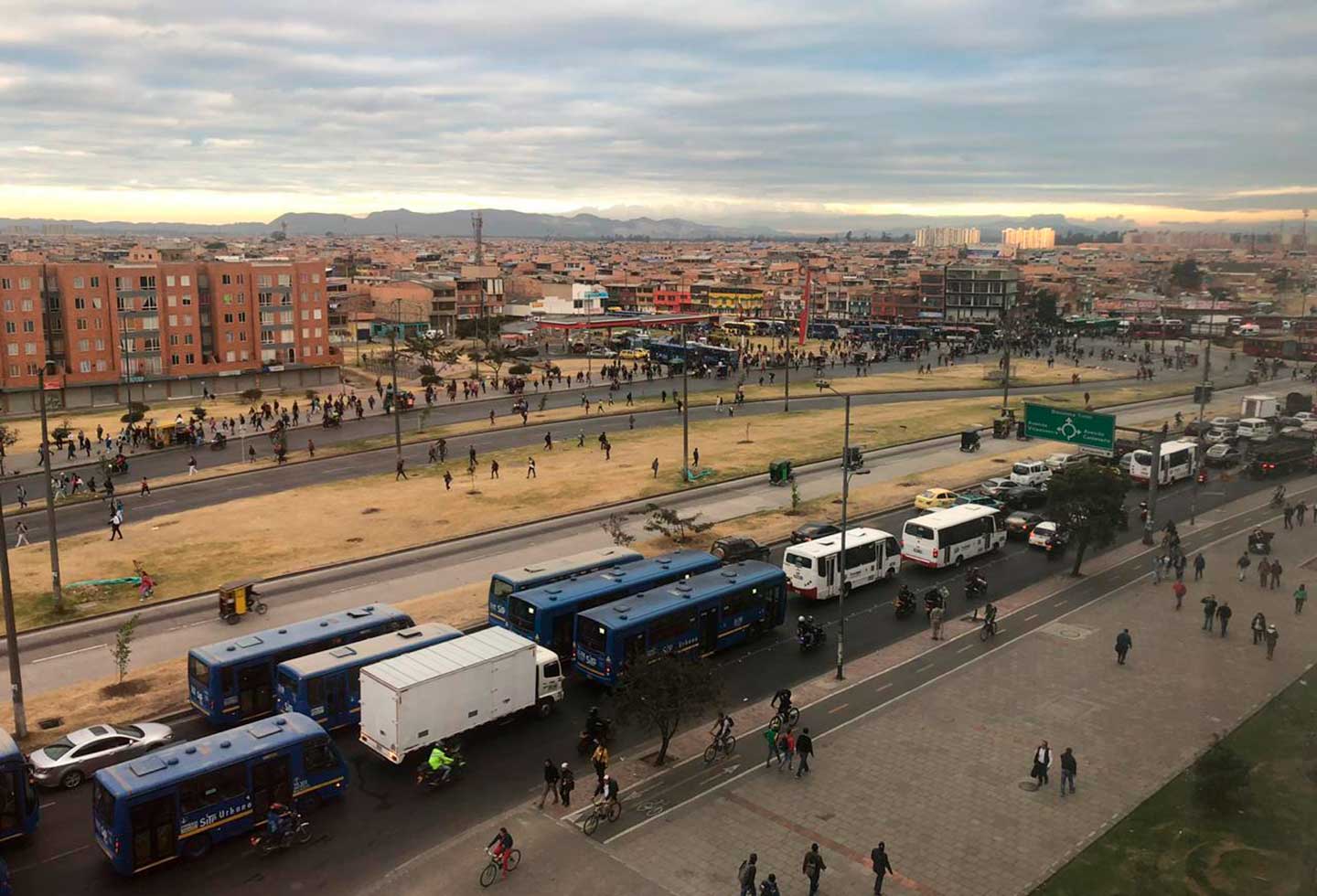 Más trancones en Av. Ciudad de Cali con Américas: Rendirá más a pie