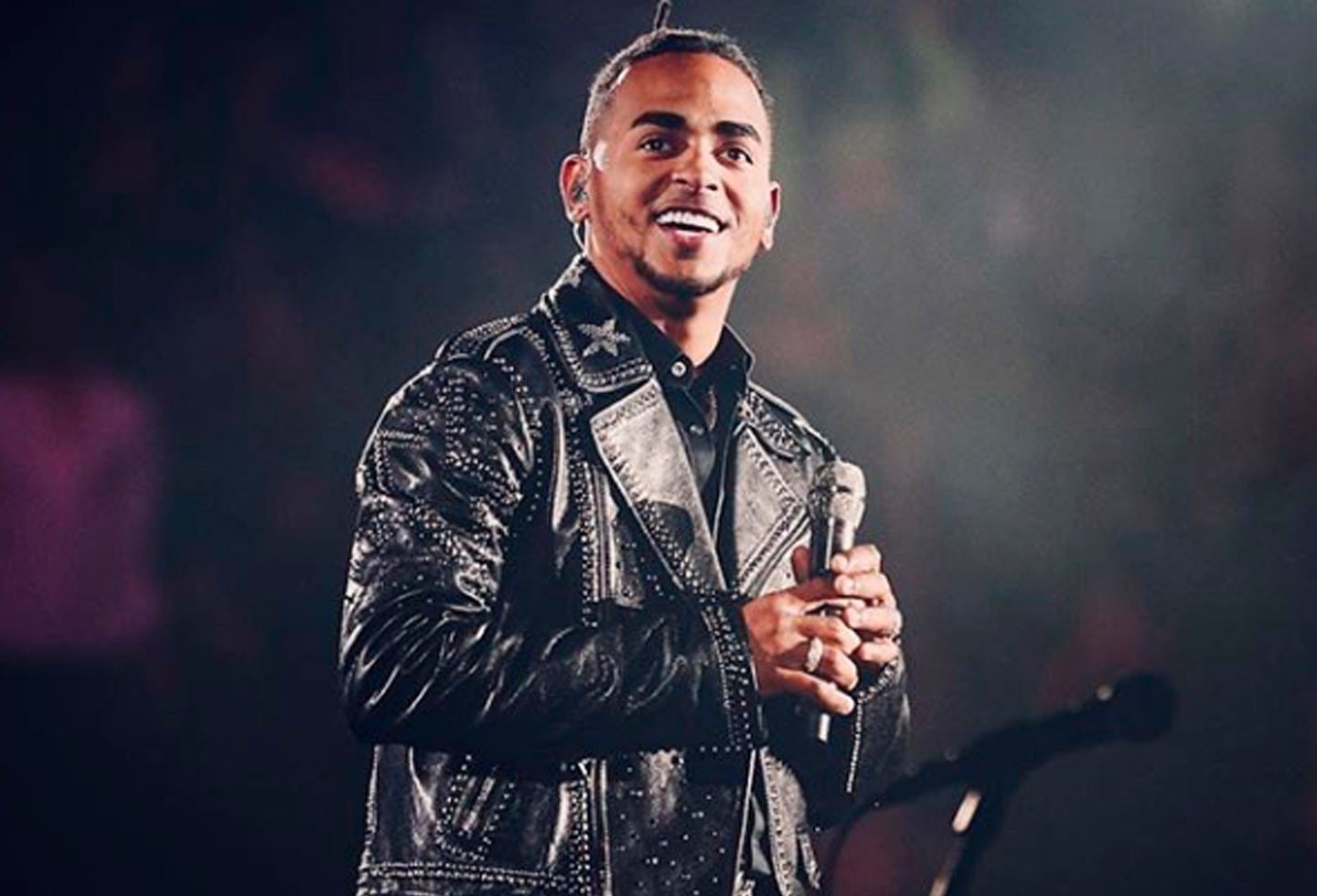 El cantante se disculpó con su público por el contenido que grabó cuando tan solo era un adolescente.