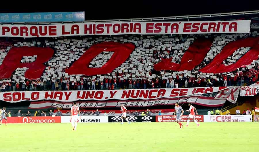 HINCHAS DE SANTA FE EN EL ESTADIO EL CAMPIN