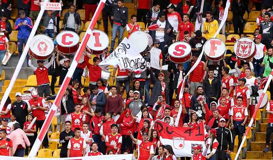 HINCHAS DE SANTA FE EN EL ESTADIO EL CAMPIN
