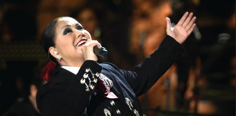 Ana Gabriel cantando con vestido de mariachis