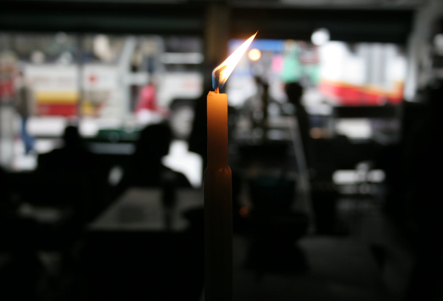 Un establecimiento comercial en Bogotá, con la luz eléctrica apagada