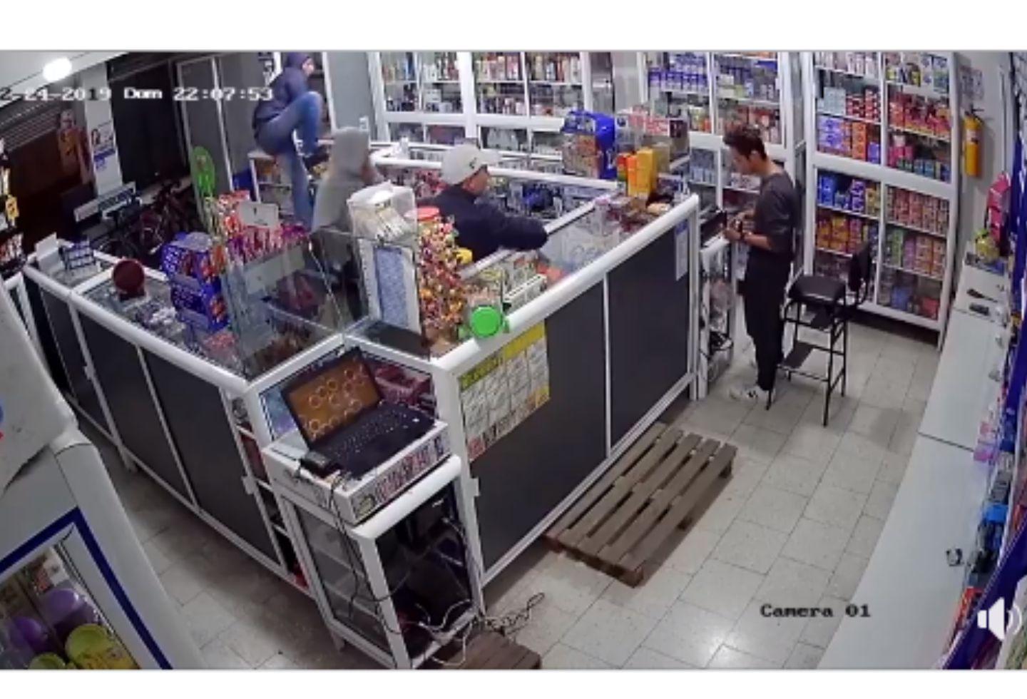 Así fue el aterrador asalto a una droguería en Bogotá