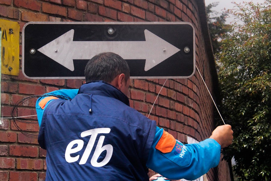 Un trabajador de ETB