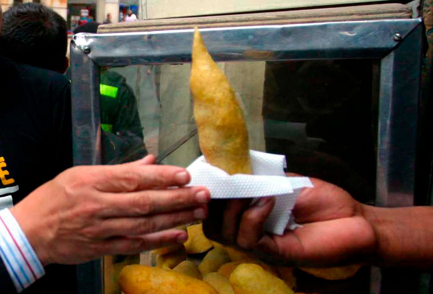 Ciudadano comprando una empanada en Bogotá