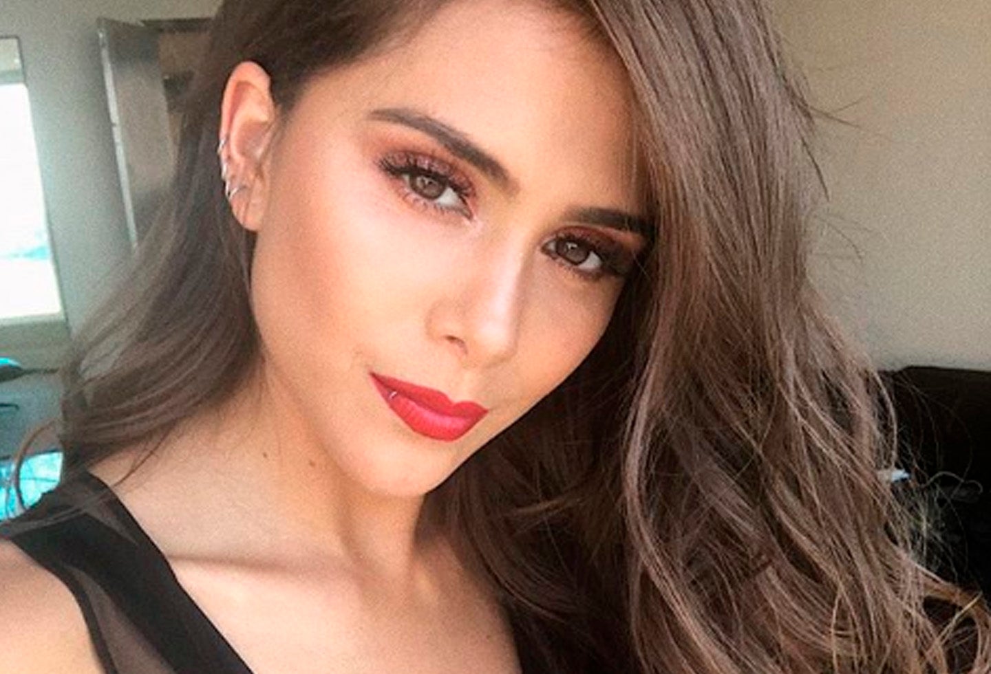 La cantante colombiana se presento en la alfombra magenta junto a Ana Guerra y Aitana.