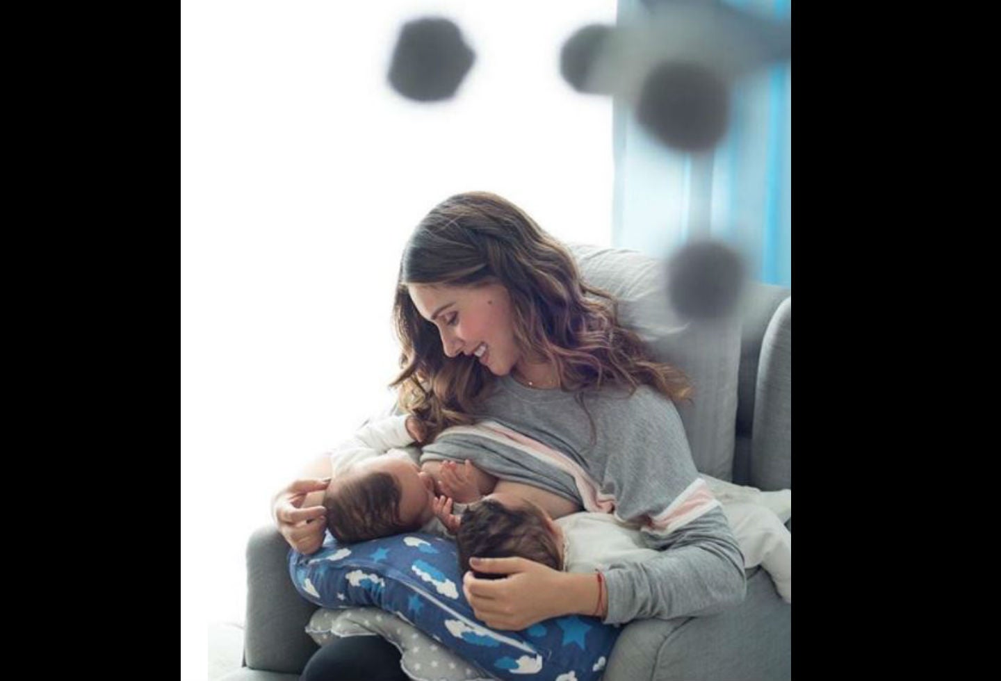 María Clara Rodríguez amamantando a sus mellizos.