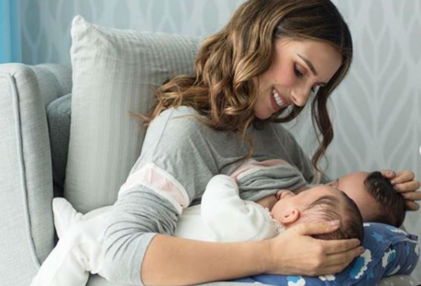 María Clara Rodríguez amamantando a sus mellizos.