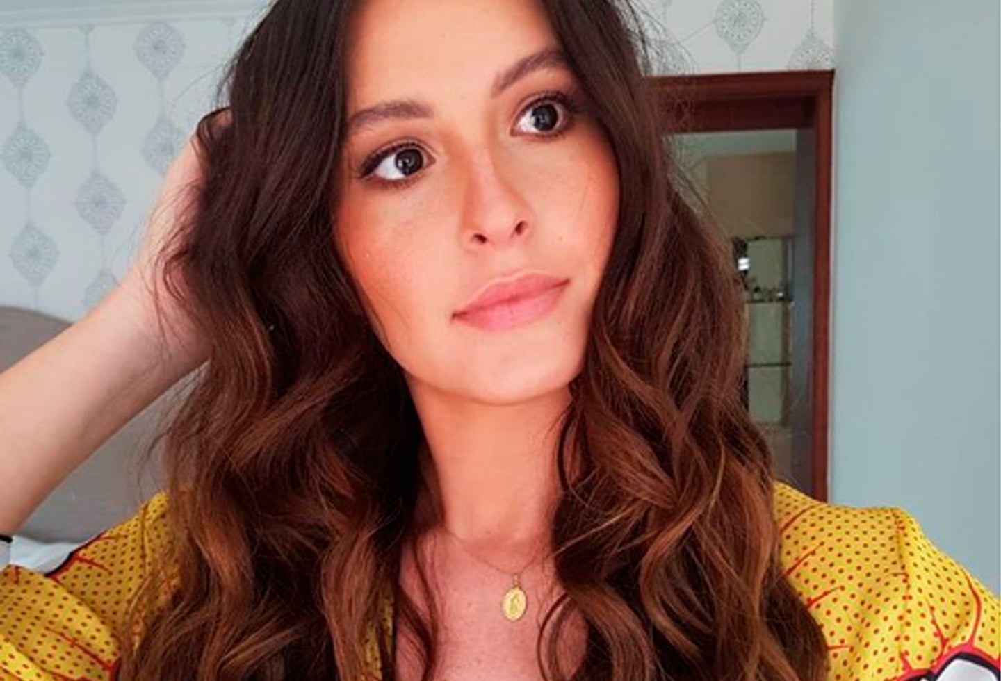 La ex Señorita Colombia compartió una fotografía de su pequeña bebé en su pecho, junto a su esposo.