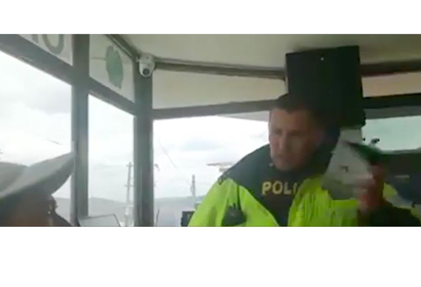 Agente de Policía trata de payaso a congresista