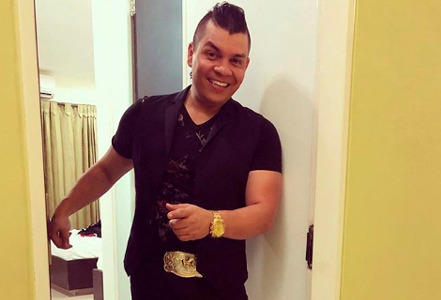 El cantante fue descubierto llevando una relación clandestina con otra mujer.