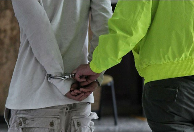 Ladrones que hicieron llamada sobre falso atraco y taparon placas de carro fueron atrapados.