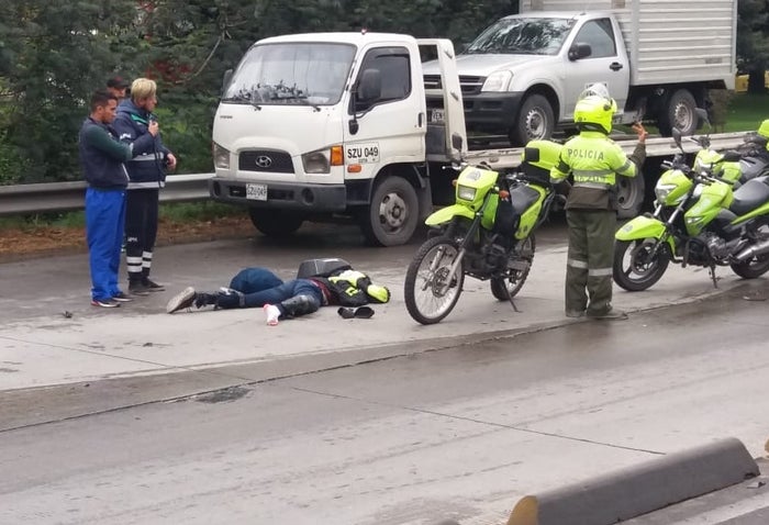 Motociclista muerto en la vía