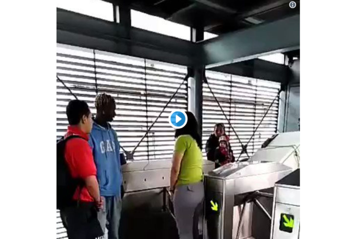 Trasteo de una nevera en Transmilenio