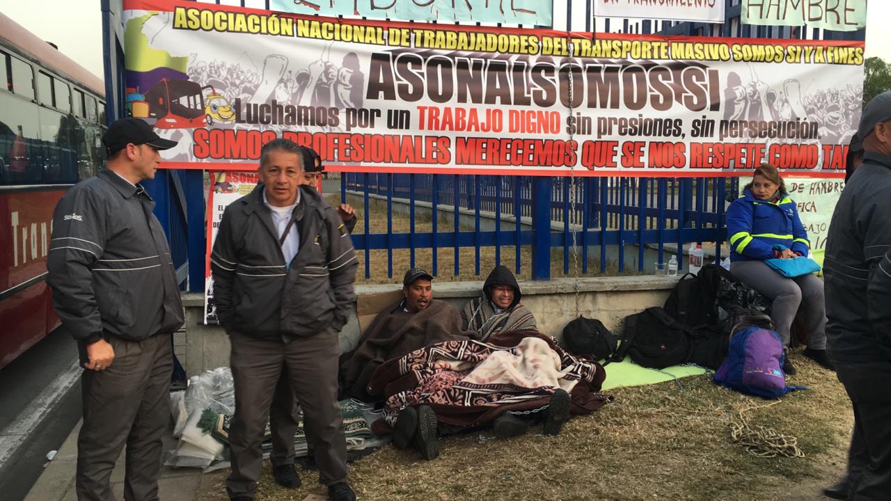 Conductores de Transmilenio en huelga de hambre