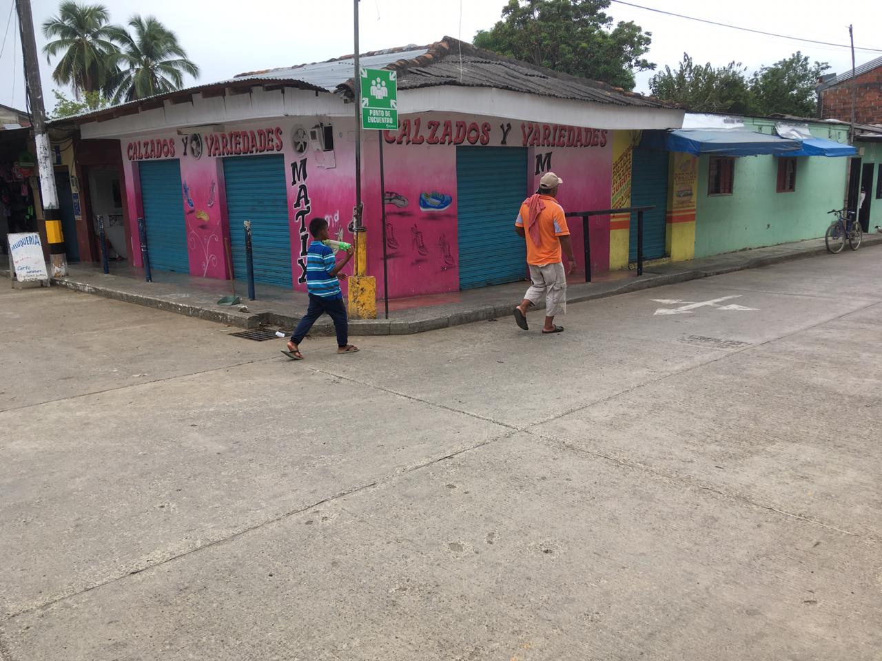 Calles vacías y comercios cerrados en Cáceres (Antioquia)