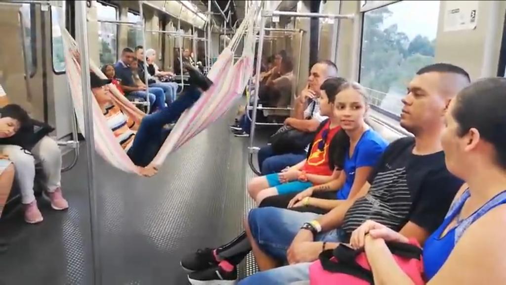 Un hombre cuelga una hamaca en pleno vagón del Metro de Medellín.