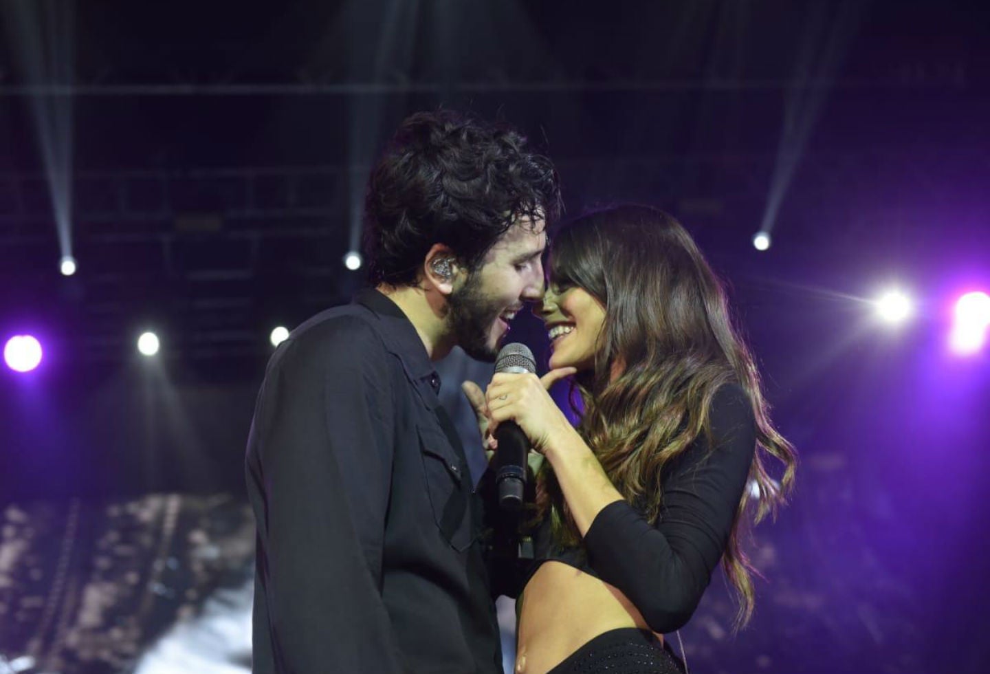 Beso de Sebastián Yatra y Tini Stoessel en Buenos Aires