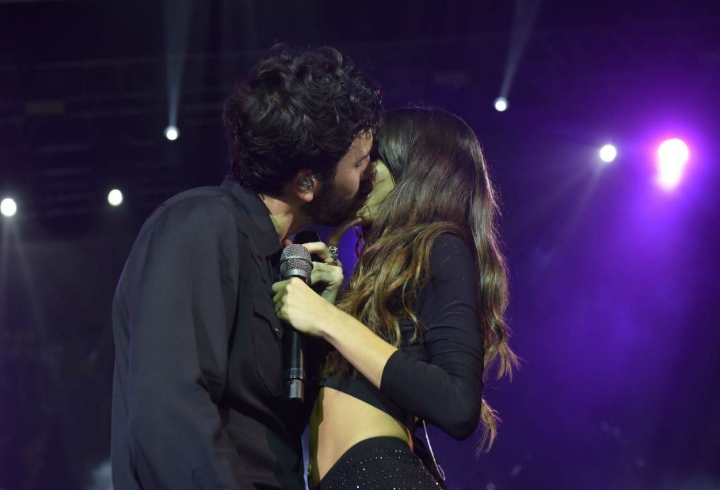 Beso de Sebastián Yatra y Tini Stoessel en Buenos Aires