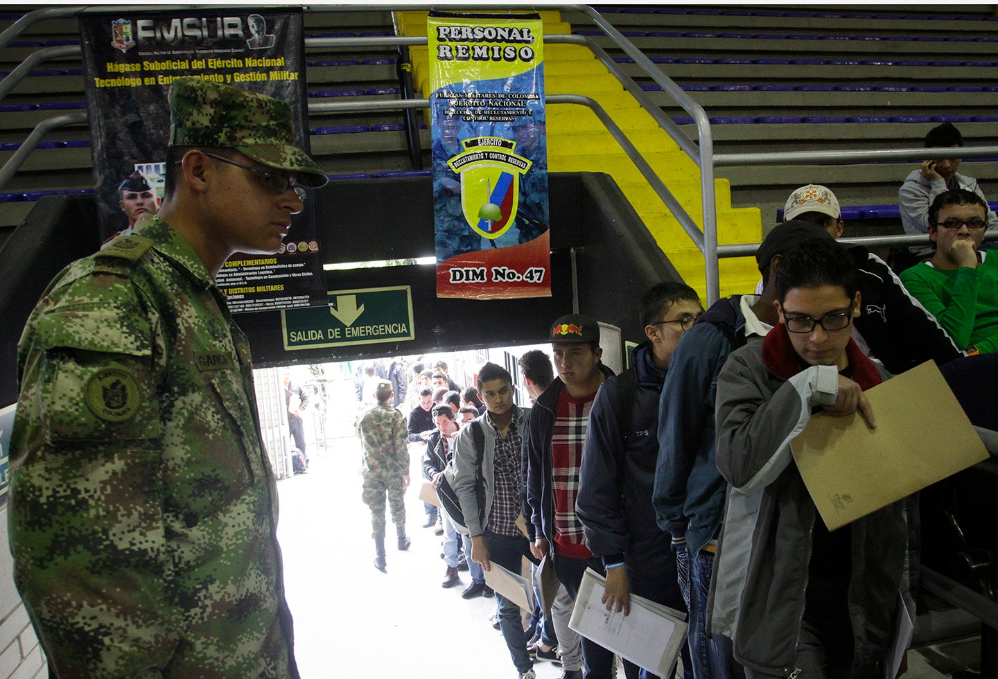 Muchos jóvenes cada año esperan resolver su situación militar.