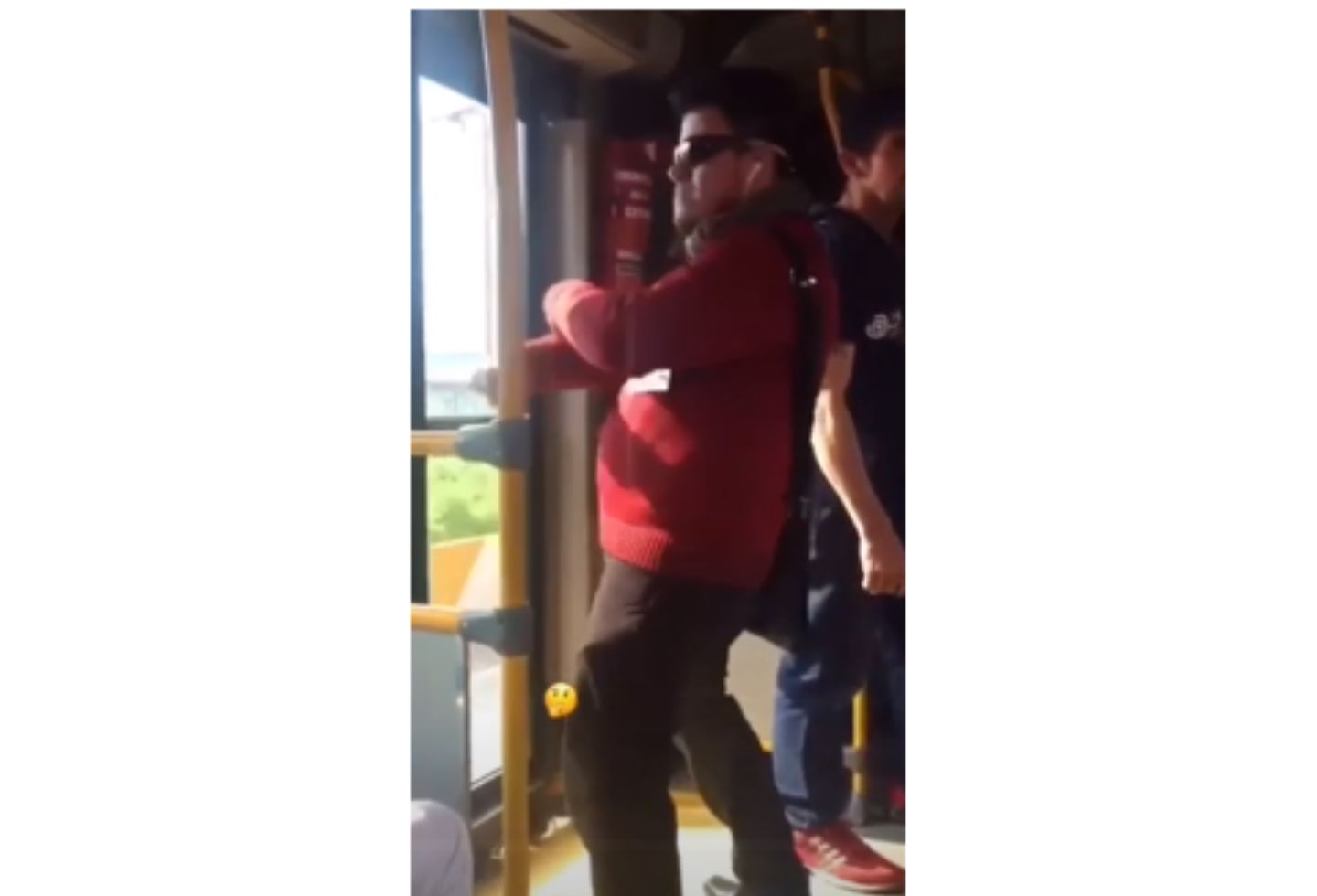 Esta es la imagen del jocoso bailarín en Transmilenio.