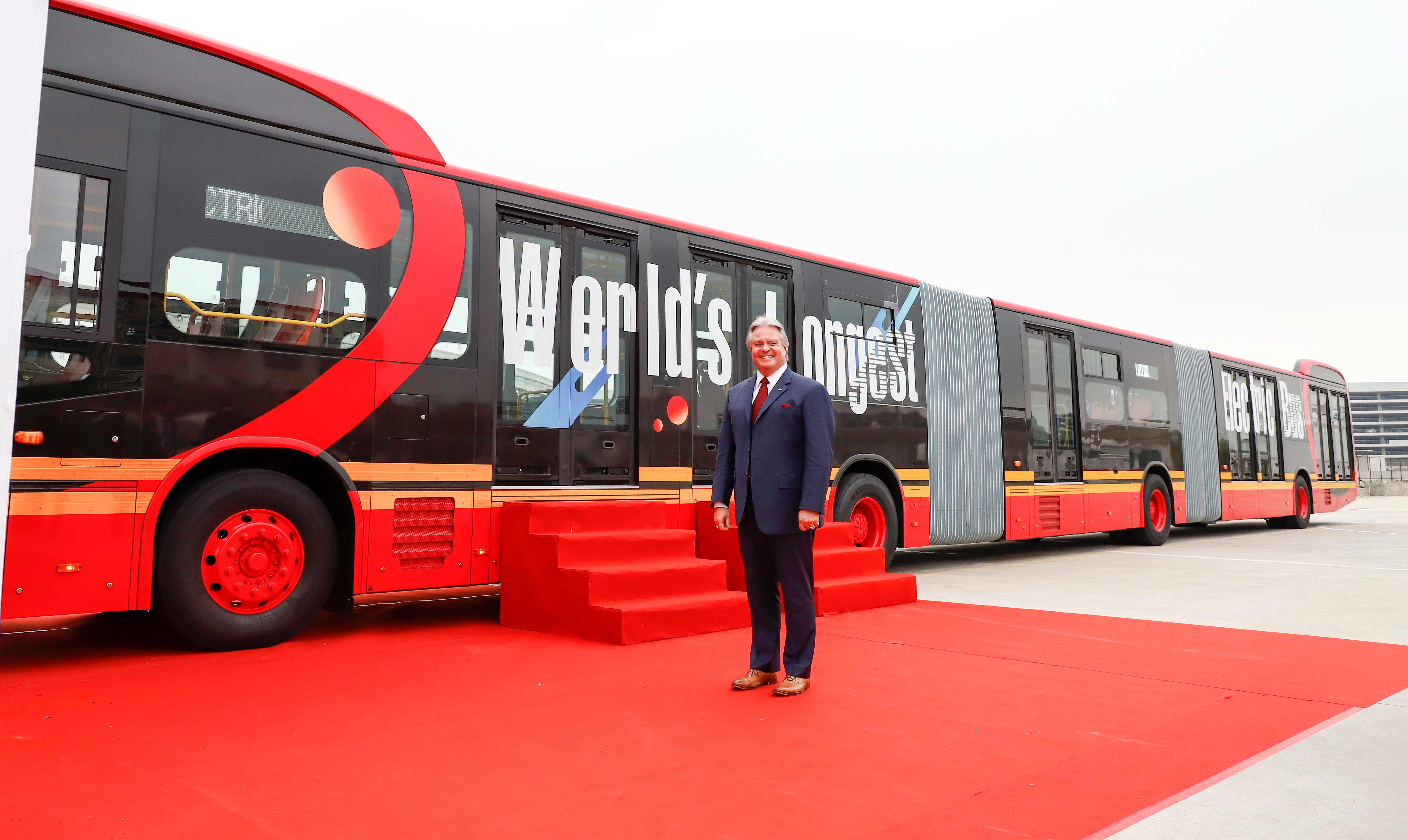 El primer autobús biarticulado 100% eléctrico del mundo
