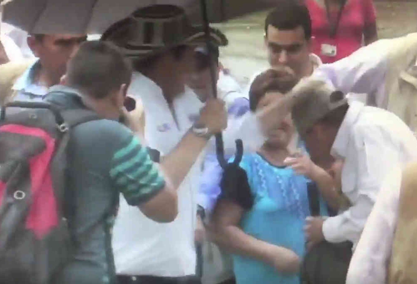 Ariel Ahumada recibiendo el coscorrón de Germán Vargas Lleras