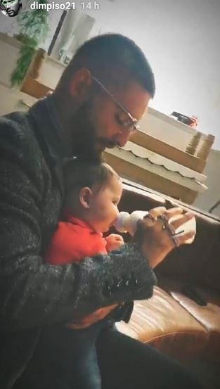 Maluma dándole biberón a un bebé