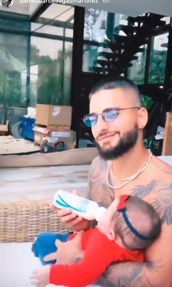 Maluma dándole biberón a la bebé de Dim de Piso 21