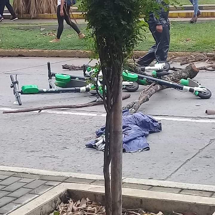 Patinetas dañadas durante protesta de encapuchados en Cali.