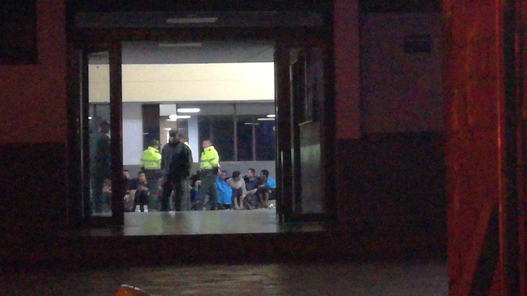 Conteo de reclusos al interior de la estación de Policía.