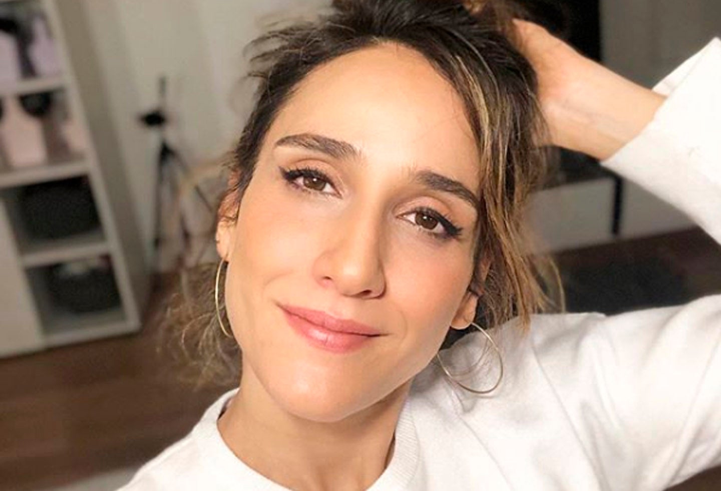 La actriz compartió una fotografía donde luce una sensual lencería negra.